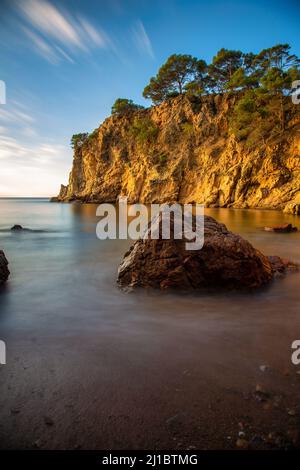 Langzeitaufnahme einer spanischen Costa Brava an einem sonnigen Tag, in der Nähe der Stadt Palamos Stockfoto