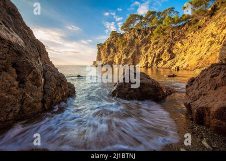 Langzeitaufnahme einer spanischen Costa Brava an einem sonnigen Tag, in der Nähe der Stadt Palamos Stockfoto