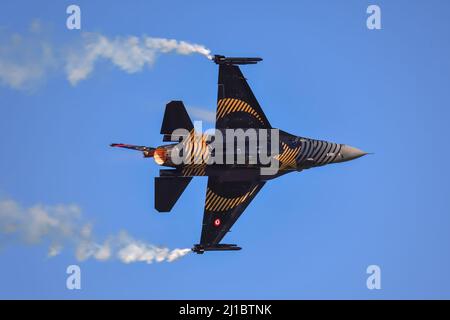 Gdynia, Polen - 22. August 2021: Flug des F 16-Flugzeugs auf der Aero Baltic Show in Gdynia, Polen. Stockfoto