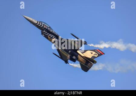 Gdynia, Polen - 22. August 2021: Flug des F 16-Flugzeugs auf der Aero Baltic Show in Gdynia, Polen. Stockfoto