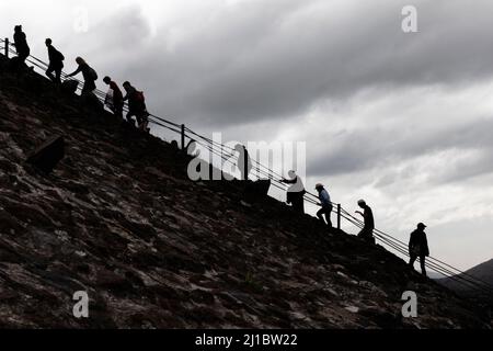 Touristen begeben sich auf den steilen Aufstieg auf die Sonnenpyramide Teotihuacán Stockfoto