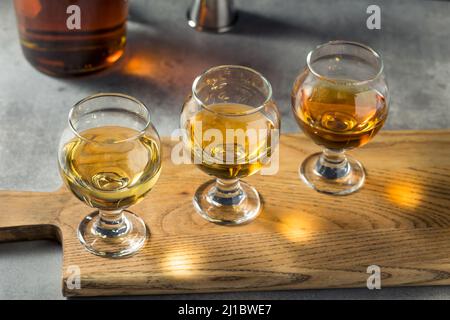 Boozy Smokey Whiskey Flight in drei Gläsern Stockfoto