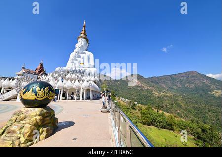 Riesige Buddha-Statue und Bergblick auf Wat Phrathat Pha Sorn Kaew Stockfoto