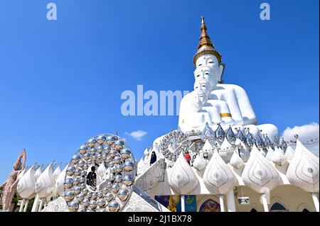 Fünf sitzende Buddha-Statuen im Wat Pha Sorn Kaew Stockfoto