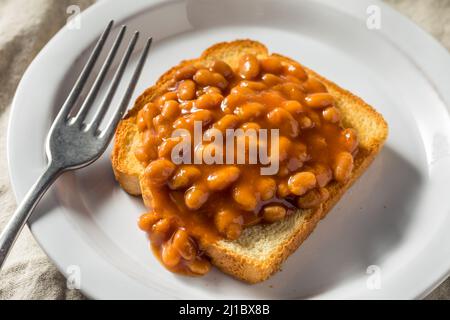 Hausgemachte englische Bohnen auf Toast zum Frühstück Stockfoto