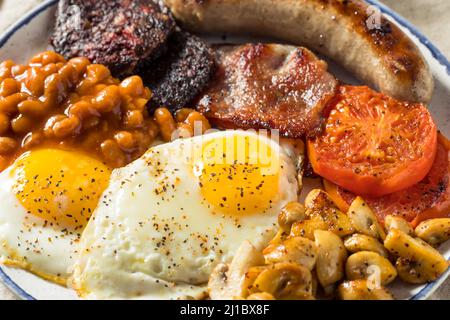 Hausgemachtes englisches Frühstück mit Eiern, Wurst, Schinken und Bohnen Stockfoto