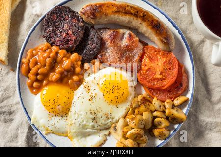 Hausgemachtes englisches Frühstück mit Eiern, Wurst, Schinken und Bohnen Stockfoto