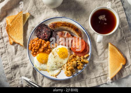 Hausgemachtes englisches Frühstück mit Eiern, Wurst, Schinken und Bohnen Stockfoto