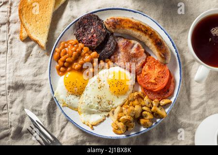 Hausgemachtes englisches Frühstück mit Eiern, Wurst, Schinken und Bohnen Stockfoto