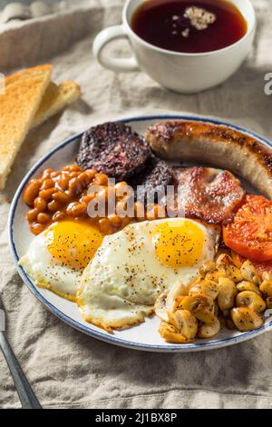 Hausgemachtes englisches Frühstück mit Eiern, Wurst, Schinken und Bohnen Stockfoto