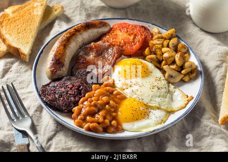 Hausgemachtes englisches Frühstück mit Eiern, Wurst, Schinken und Bohnen Stockfoto