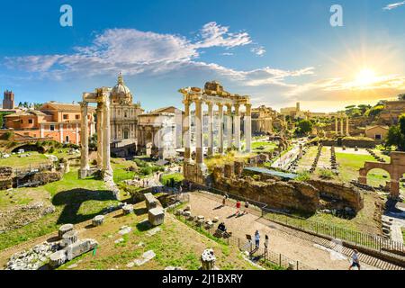 Das antike Forum Romanum mit Sonnenuntergang über dem Kolosseum im historischen Zentrum von Rom, Italien. Stockfoto