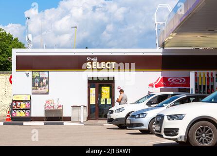 Samara, Russland - 4. Juli 2021: Eine Shell Select-Lagerhalle an der Shell-Tankstelle. Royal Dutch Shell ist ein anglo-niederländisches multinationales Öl- und Gasunternehmen Stockfoto