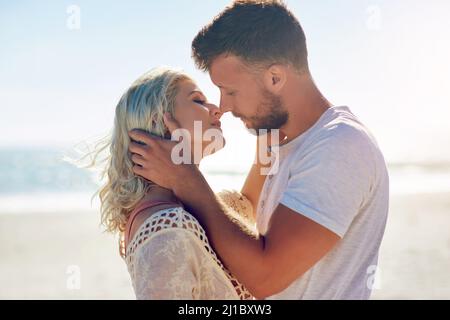 Manche Menschen sollen sich verlieben. Eine kurze Aufnahme eines liebevollen Paares, das den Tag am Strand verbringt. Stockfoto