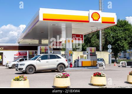 Samara, Russland - 4. Juli 2021: Shell-Tankstelle an sonnigen Tagen. Shell V-Power-Tankstelle. Royal Dutch Shell ist ein anglo-niederländischer multinationaler Ölkonzern und Stockfoto