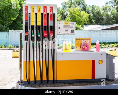 Samara, Russland - 4. Juli 2021: Füllsäule mit verschiedenen Brennstoffen an der Shell-Tankstelle. Shell V-Power-Tankstelle Stockfoto