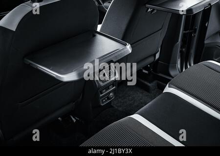 Der Innenraum des Neuwagens wird von innen betrachtet. Beifahrersitze hinten. Sofa und leerer Raum. Hintergrund Stockfoto