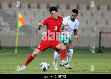 Sharjah, Vereinigte Arabische Emirate. 24. März 2022. Gao Zhunyi (L) aus China tritt beim Spiel der Gruppe B zwischen China und Saudi-Arabien beim FIFA World Cup Qatar 2022 Qualifier in Sharjah, den Vereinigten Arabischen Emiraten, am 24. März 2022 an. Quelle: Str/Xinhua/Alamy Live News Stockfoto