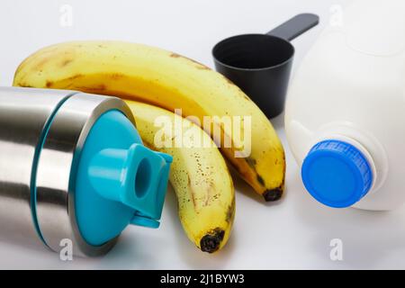 Metallproteinschüttler und große Flasche Milch Stockfoto