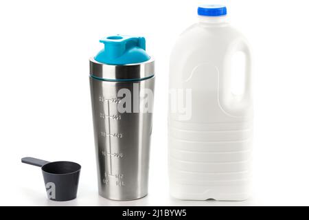 Metallproteinschüttler und große Flasche Milch Stockfoto