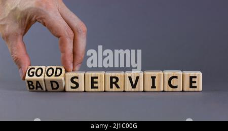 Symbol für guten oder schlechten Service. Geschäftsmann dreht Würfel und ändert Worte schlechten Service in guten Service. Schöne graue Tabelle grauen Hintergrund. Gute Geschäfte Stockfoto