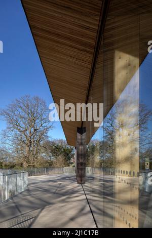 Aussichtsplattform mit Reflexionen in der Verglasung. Carlton Marshes Visitor Center, Carlton Colville, Lowestoft, Großbritannien. Architekt: Cowper Griffith Stockfoto