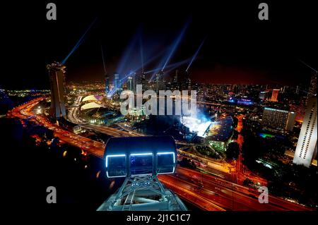 Singapur. Blick auf die Stadt vom Flyer bei Nacht Stockfoto