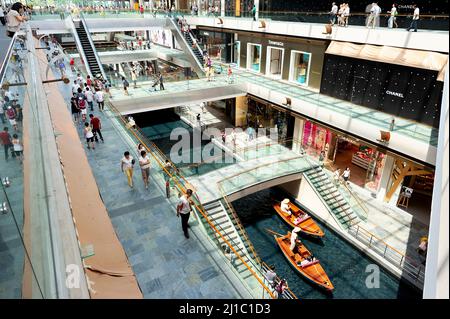 Singapur. Die Geschäfte in der Marina Bay Sands Mall Stockfoto