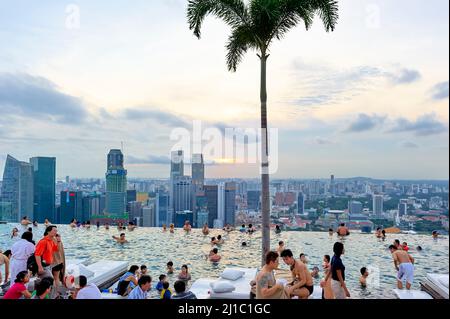 Singapur. Der Infinity Pool im Marina Bay Sands Hotel Stockfoto