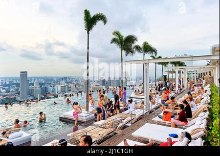 Singapur. Der Infinity Pool im Marina Bay Sands Hotel Stockfoto