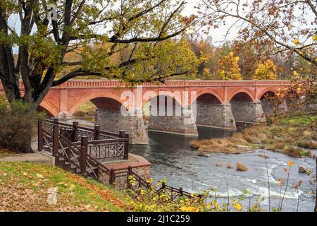 Die Steinbrücke über den Fluss Venta in der Stadt Kuldiga, Lettland Stockfoto