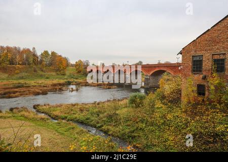 Die Steinbrücke über den Fluss Venta in der Stadt Kuldiga, Lettland Stockfoto