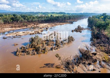 Drohnenaufnahme von schweren Überschwemmungen im Nepean River in der Region Yarramundi in der Region Hawkesbury in New South Wales in Australien.
