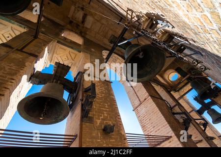 Die Glocken des Glockenturms der Giralda aus nächster Nähe bei der Großen Kathedrale von Sevilla, Spanien. Stockfoto
