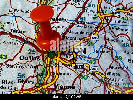 Die Stadt Lyon in Frankreich auf einer bunten Karte dargestellt und durch eine leuchtend rote Nadel markiert Stockfoto