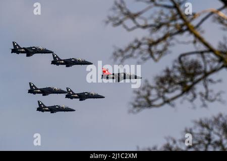 RAF Hawk T1s führt einen Flipper über RAF Leeming als Teil der Auflösungsparade für die Staffel 100 auf Stockfoto