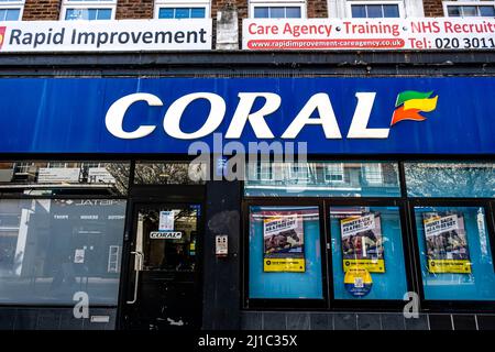 Kingston-upon-Thames, Kingston London, Großbritannien, März 23 2022, Coral Bookmakers High Street Retail Betting Shops Stockfoto