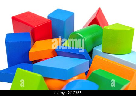 Holzbausteine in verschiedenen Formen und Farben vor weißem Hintergrund Stockfoto