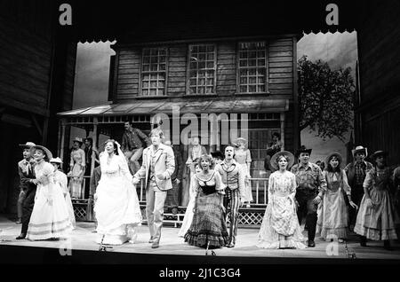 Vorne links, l-r: Maria Friedman (Doris), Rosamund Shelley (Laurey Williams), John Diedrich (Curly McLain) in OKLAHOMA! Von Rodgers & Hammerstein im Palace Theatre, London W1 17/09/1980 Musik: Richard Rodgers Buch & Lyrics: Oscar Hammerstein II Design: Tim Goodchild Beleuchtung: Richard Pilbrow Choreographie: Agnes de Mille reinszeniert und adaptiert von Gemze de Lappe Regie: James Hammerstein Stockfoto