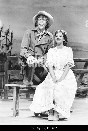 John Diedrich (Curly McLain), Rosamund Shelley (Laurey Williams) in OKLAHOMA! Von Rodgers & Hammerstein im Palace Theatre, London W1 17/09/1980 Musik: Richard Rodgers Buch & Lyrics: Oscar Hammerstein II Design: Tim Goodchild Beleuchtung: Richard Pilbrow Choreographie: Agnes de Mille reinszeniert und adaptiert von Gemze de Lappe Regie: James Hammerstein Stockfoto