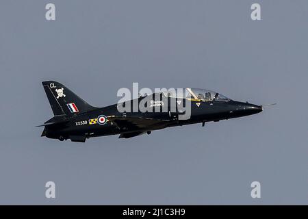 RAF Hawk T1s führt einen Flipper über RAF Leeming als Teil der Auflösungsparade für die Staffel 100 auf Stockfoto