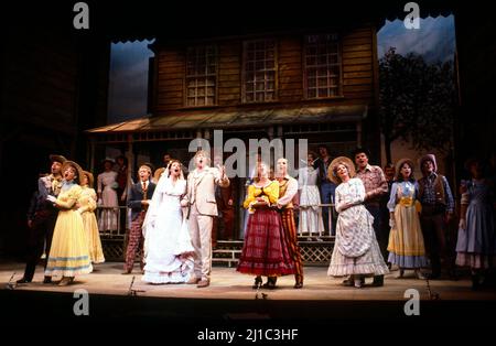 Vorne links, l-r: Maria Friedman (Doris), Rosamund Shelley (Laurey Williams), John Diedrich (Curly McLain) in OKLAHOMA! Von Rodgers & Hammerstein im Palace Theatre, London W1 17/09/1980 Musik: Richard Rodgers Buch & Lyrics: Oscar Hammerstein II Design: Tim Goodchild Beleuchtung: Richard Pilbrow Choreographie: Agnes de Mille reinszeniert und adaptiert von Gemze de Lappe Regie: James Hammerstein Stockfoto