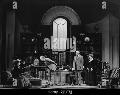 27A Wimpole Street - l-r: Liz Robertson (Eliza Doolittle), Tony Britton (Henry Higgins), Richard Caldicot (Colonel Pickering), Betty Paul (Mrs Pearce) in MY FAIR LADY at the Haymarket Theatre Leicester, England 1978 eine Cameron Mackintosh Koproduktion Buch & Texte: Alan Jay Lerner Musik: Frederick Loewe nach 'Pygmalion' von George Bernard Shaw Bühnenbild: Adrian Vaux Kostüme: Tim Goodchild Beleuchtung: Chris Ellis musikalische Inszenierung & Choreographie: Gillian Lynne Regie: Robin Midgley Stockfoto