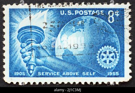 VEREINIGTE STAATEN von AMERIKA - UM 1955: Eine in den Vereinigten Staaten von Amerika gedruckte Marke zeigt Fackel, Globe und Rotary Emblem, 50. Anniversary of Rotar Stockfoto