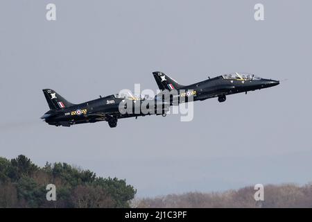 RAF Hawk T1s führt einen Flipper über RAF Leeming als Teil der Auflösungsparade für die Staffel 100 auf Stockfoto