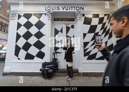 Der Geiger Sean Bennett tritt auf der Straße in Soho NYC auf Stockfoto