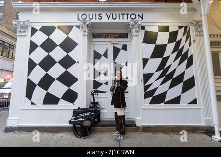 Der Geiger Sean Bennett tritt auf der Straße in Soho NYC auf Stockfoto