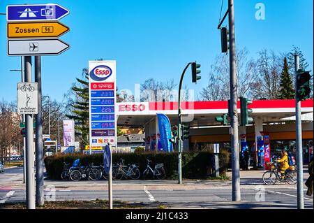 Berlin, Deutschland - 11. März 2022: Blick auf die Preisgestaltung einer Esso Group Tankstelle mit extrem hohen Preisen. Stockfoto