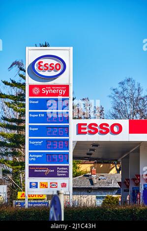 Berlin, Deutschland - 11. März 2022: Blick auf die Preisgestaltung einer Esso Group Tankstelle mit extrem hohen Preisen. Stockfoto