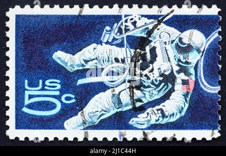 VEREINIGTE STAATEN von AMERIKA - UM 1967: Eine in den Vereinigten Staaten von Amerika gedruckte Marke zeigt Space-Walking Astronaut, um 1967 Stockfoto